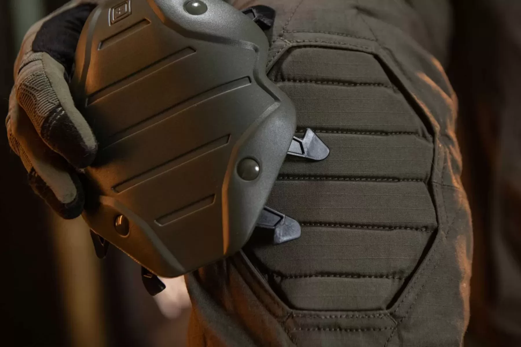 Kkneecaps and knee pad compartments